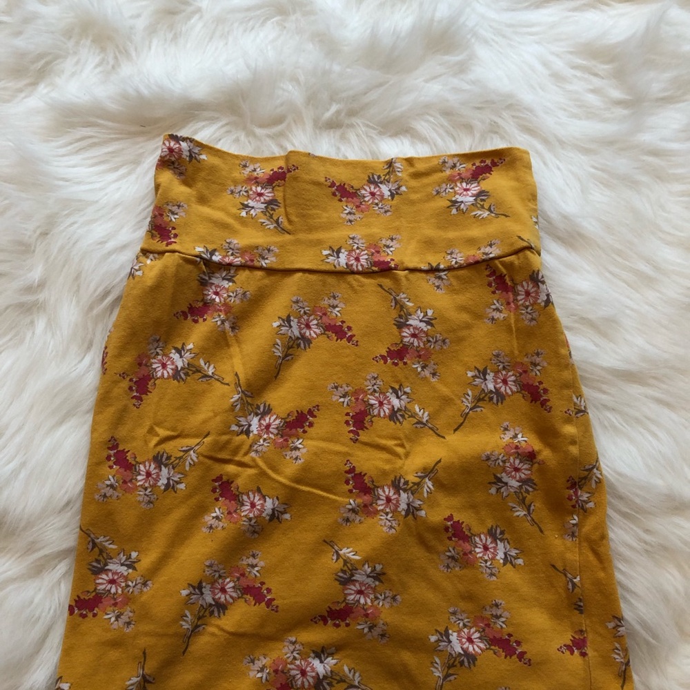Skirts - Picture 2 of 4